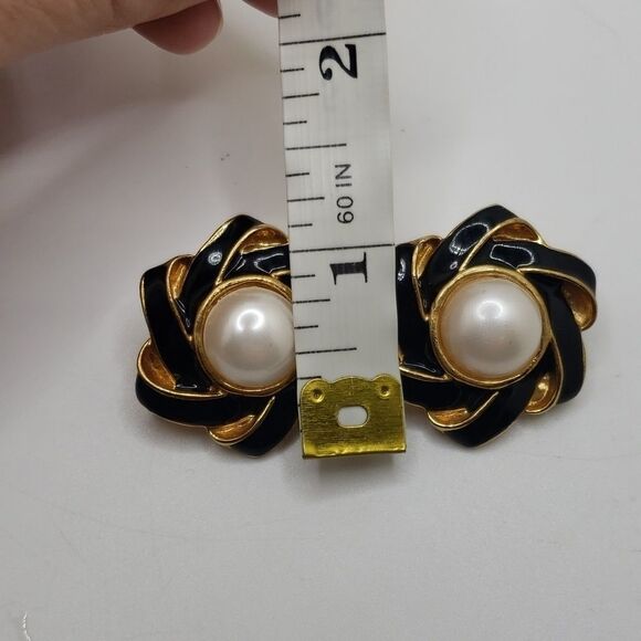Vintage pearl flower shape clip on Earrings - Picture 6 of 6